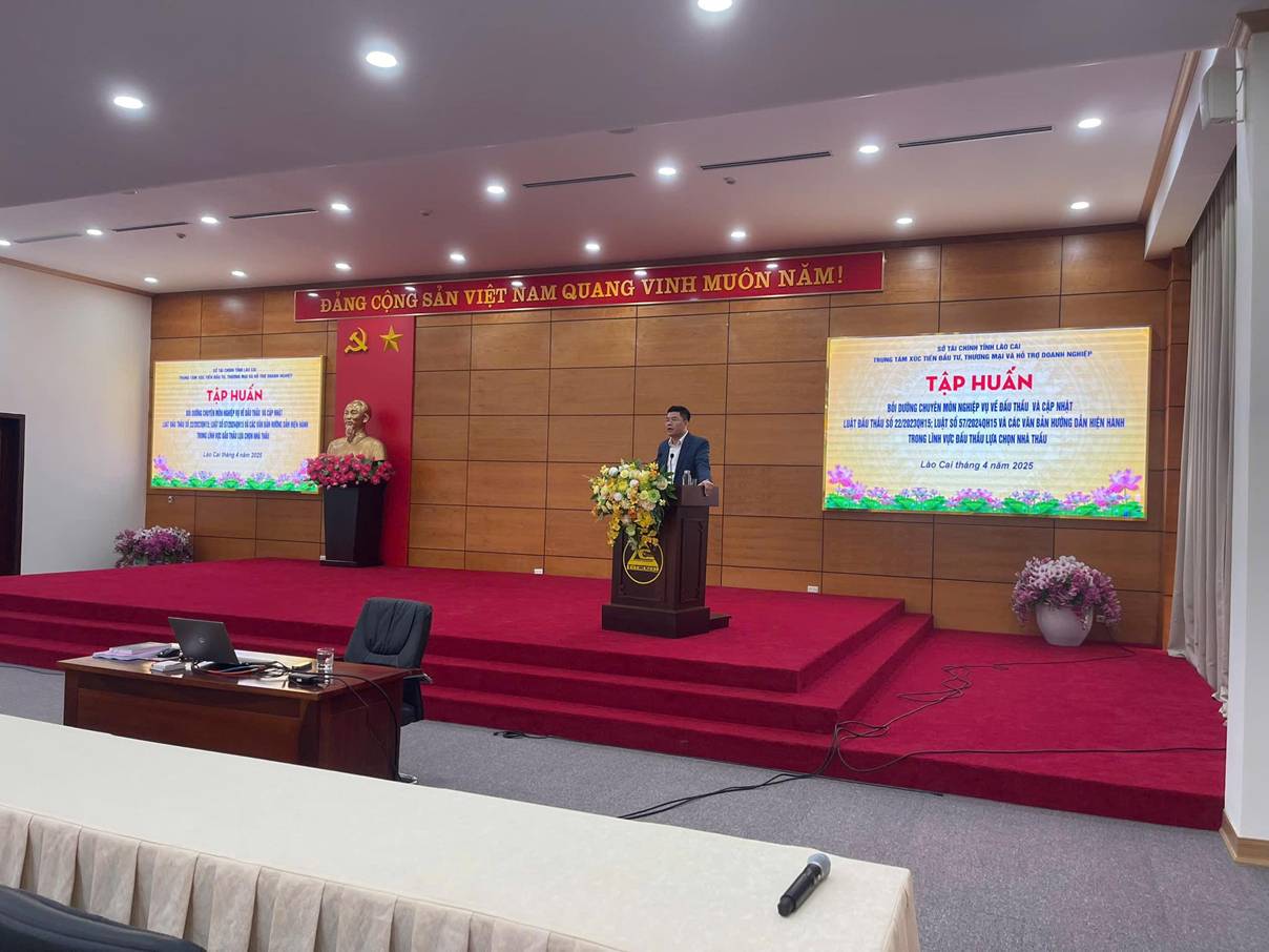TS. Đỗ Kiến Vọng giảng tại Hội nghị tập huấn bồi dưỡng chuyên môn nghiệp vụ về đấu thầu đối với cán bộ, công chức tỉnh Lào Cai do Sở Kế hoạch và Đầu tư tỉnh Lào Cai tổ chức